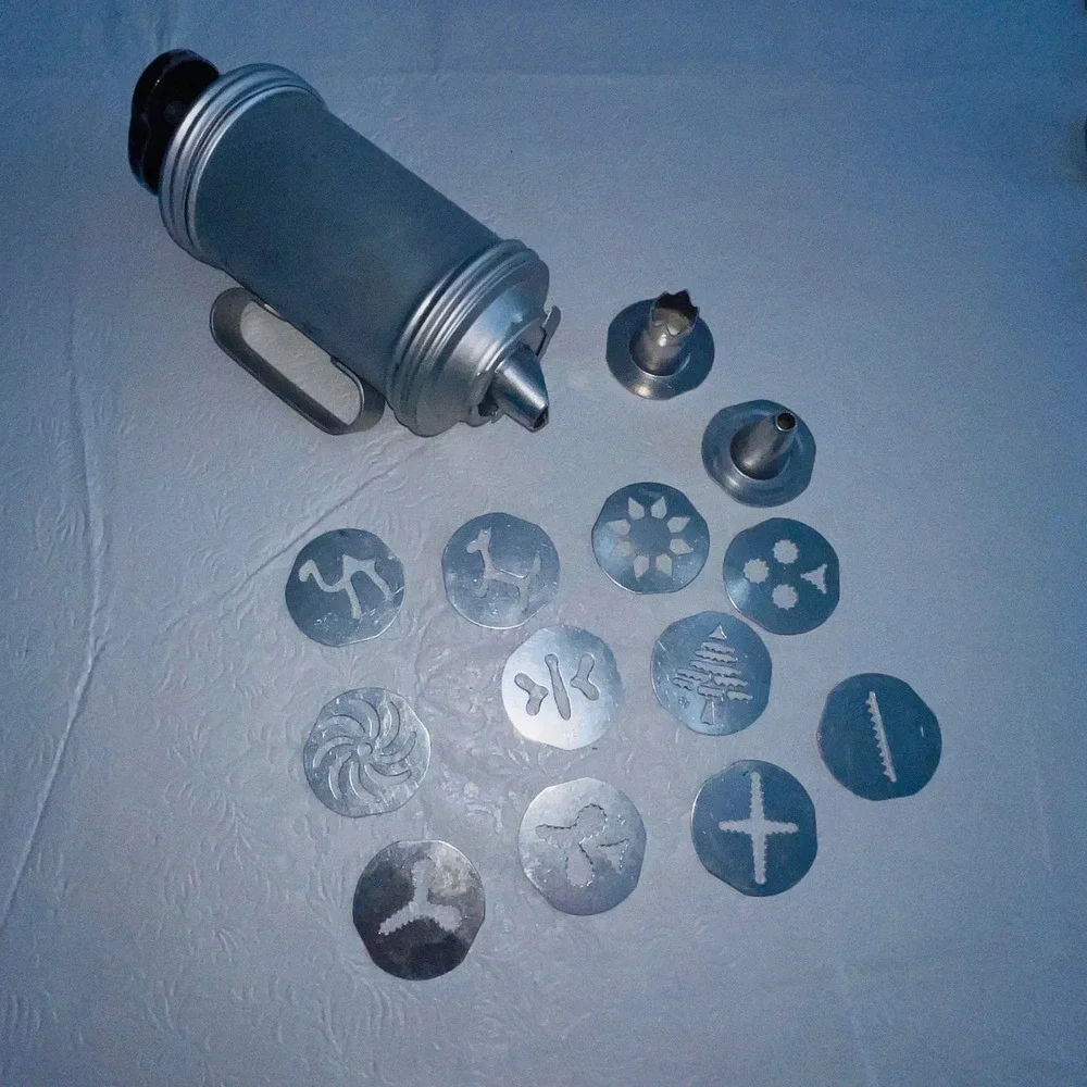 Vintage Mirro Aluminum Cookie Press Pastry Decorator Set Discs Tips USA